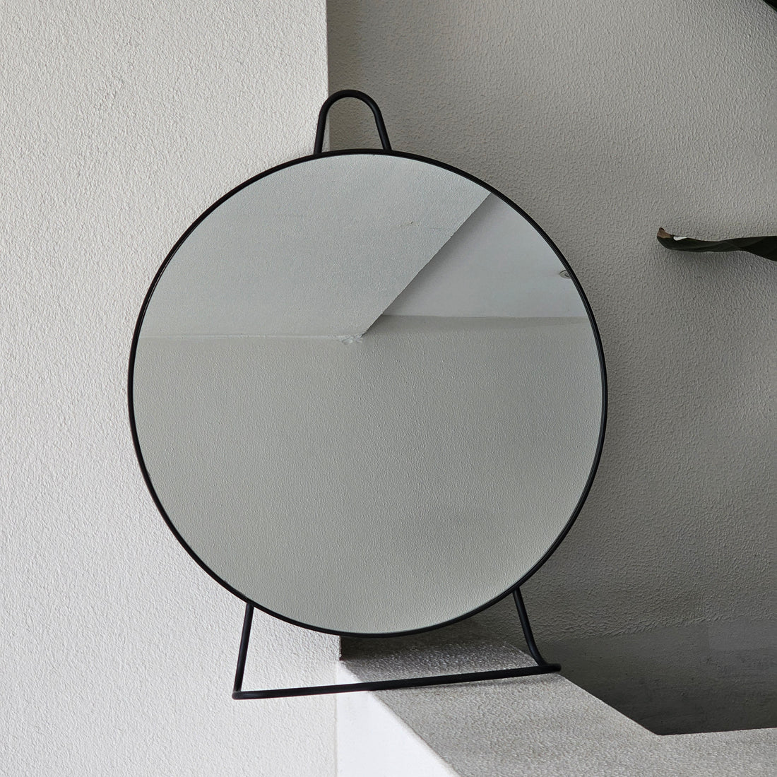 Luvo black round mirror with a stand, 75x60cm