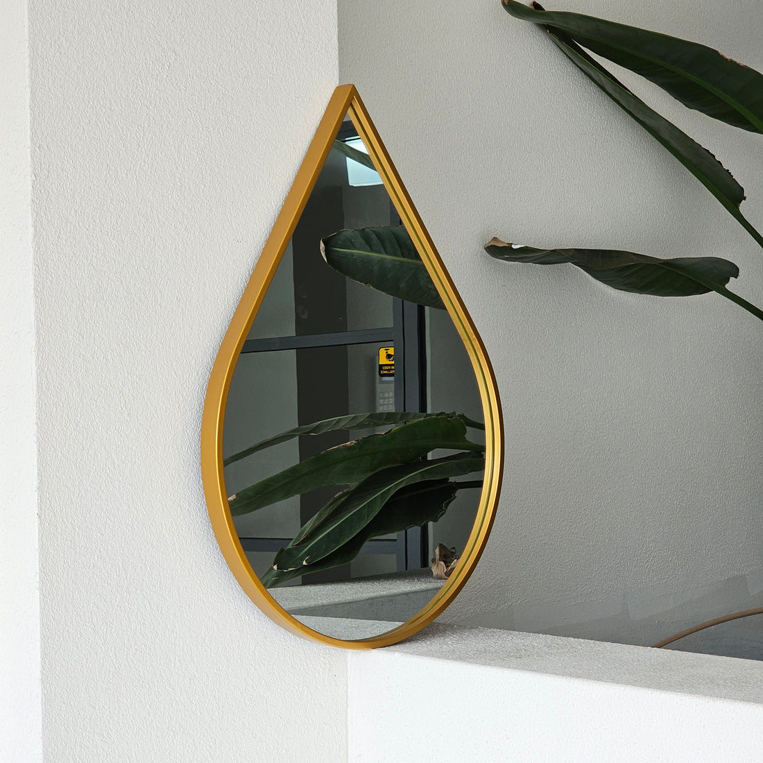 Teardrop gold irregular wall mirror, 71x50cm