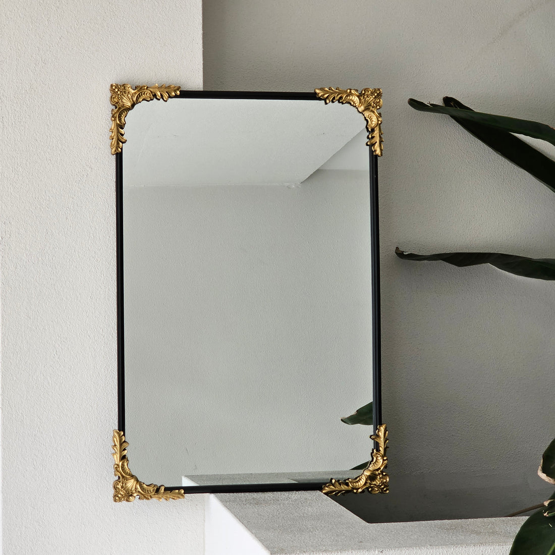 Nero antique-style wall mirror, 92x62cm, with a black frame