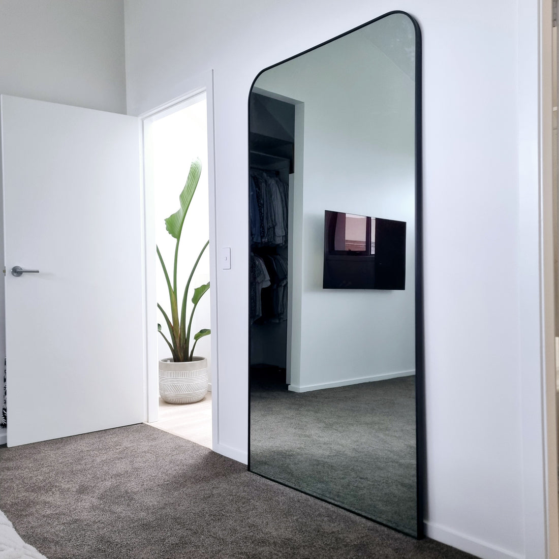 Louis Minimalistic black arch full-length mirror, 200x100cm, in a hallway